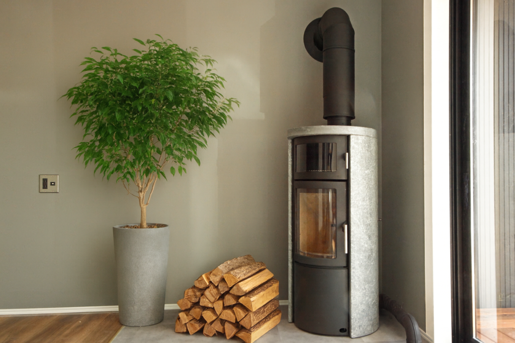 【蒲郡市】薪ストーブのある家｜5LDK｜C値0.08 「冬でもあったかい家」を体感　イリートデザイン一級建築士事務所　鳥居建設２１