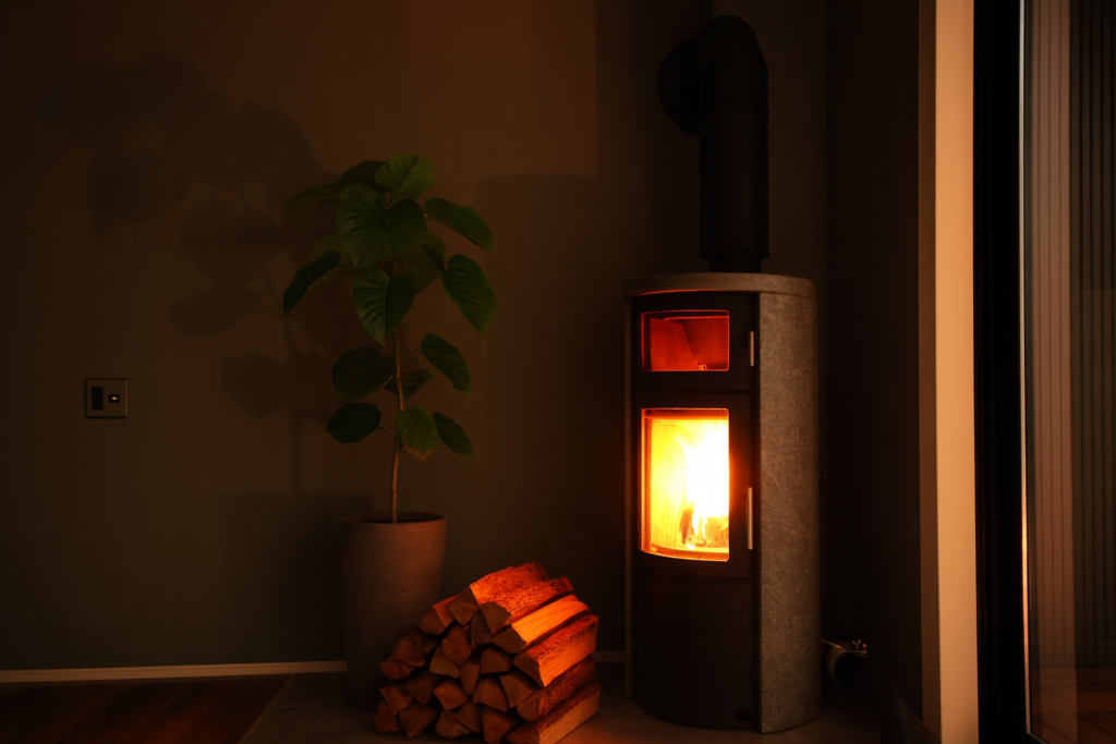 【蒲郡市】薪ストーブのある家｜5LDK｜C値0.08 「冬でもあったかい家」を体感　イリートデザイン一級建築士事務所　鳥居建設２１