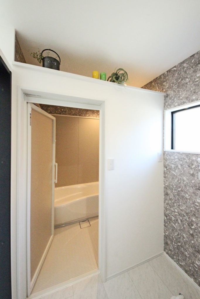 愛知県蒲郡市の注文住宅の浴室。上部が開いた浴室。鳥居建設21の地中熱住宅は家じゅうどこにいても温度・湿度の変わらない快適な住まい。ヒートショックの無い暮らし。