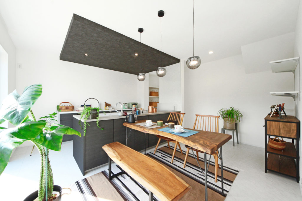 愛知県蒲郡市の注文住宅ダイニング。イリートデザイン一級建築士事務所による、キッチンから家族を見守れる開放的な配置。