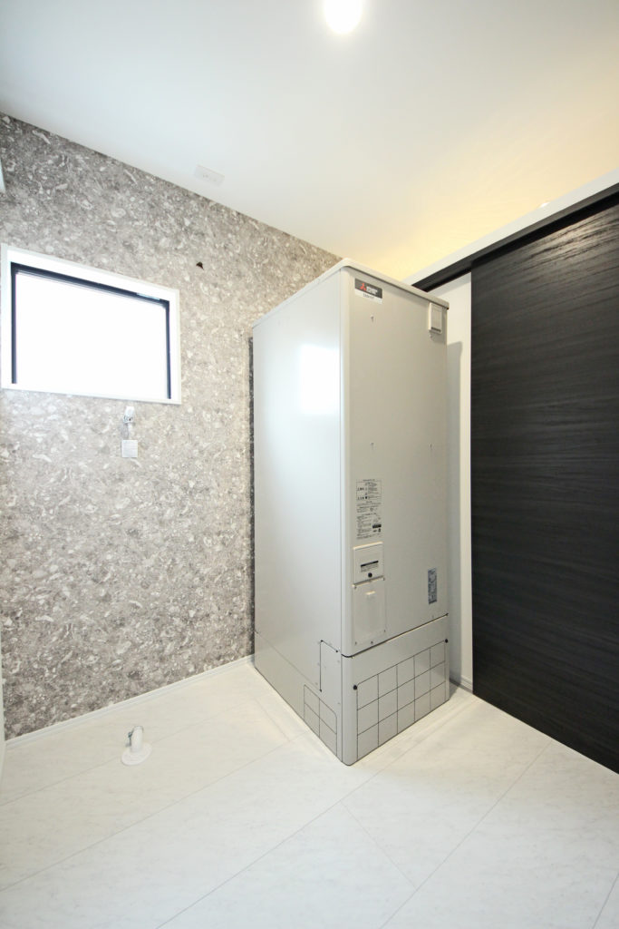 愛知県蒲郡市の注文住宅の給湯設備。株式会社鳥居建設21が設置した、高効率で家計に優しい省エネ型温水器（エコキュート）。室内に置くことで設備も長持ち。