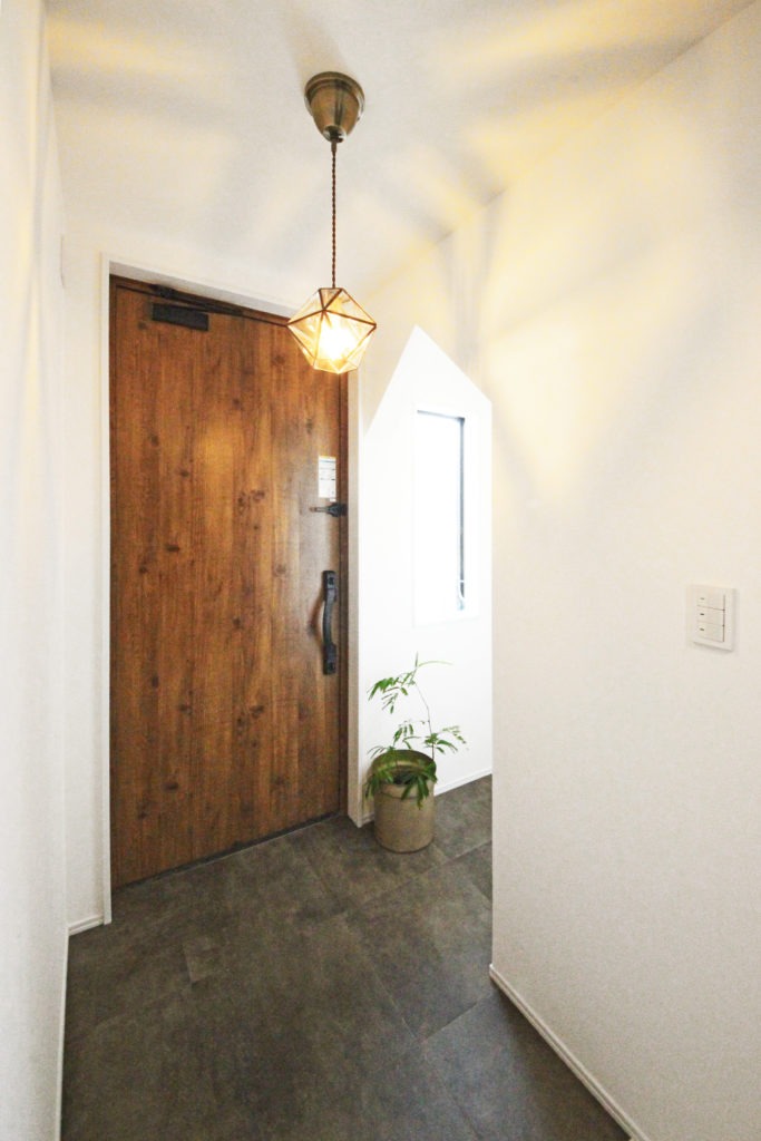 愛知県蒲郡市の注文住宅の玄関。イリートデザイン一級建築士事務所こだわりの広々とした土間収納があるエントランス。三角の下がり壁がオシャレ