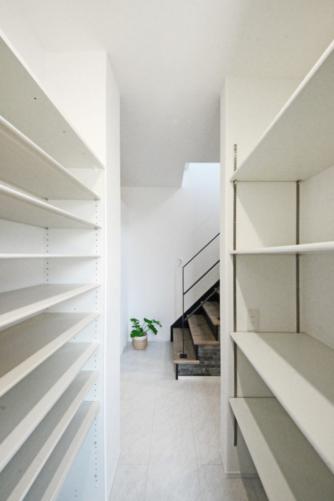 愛知県蒲郡市の注文住宅の玄関。イリートデザイン一級建築士事務所こだわりの2WAY玄関の、プライベート用シューズクローク。