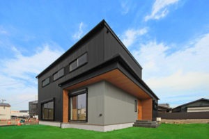 愛知県蒲郡市の注文住宅外観。イリートデザイン一級建築士事務所（株式会社鳥居建設21）が設計したガルバリウム＋木のかっこいい家。
