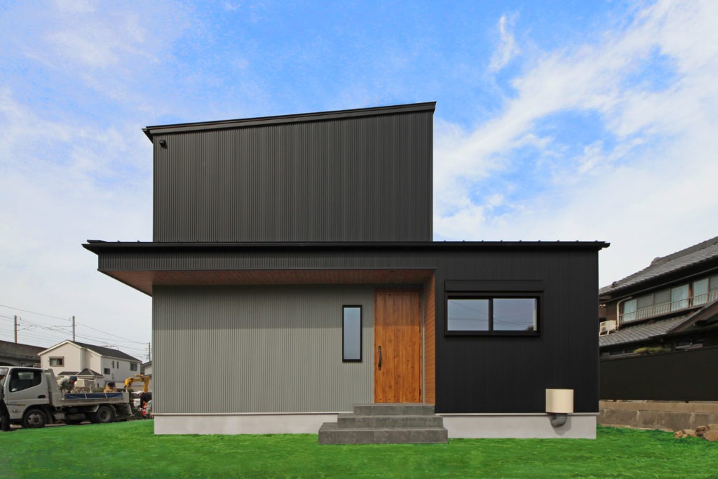 愛知県蒲郡市の注文住宅外観。イリートデザイン一級建築士事務所（株式会社鳥居建設21）が設計したガルバリウム＋木のかっこいい家。
