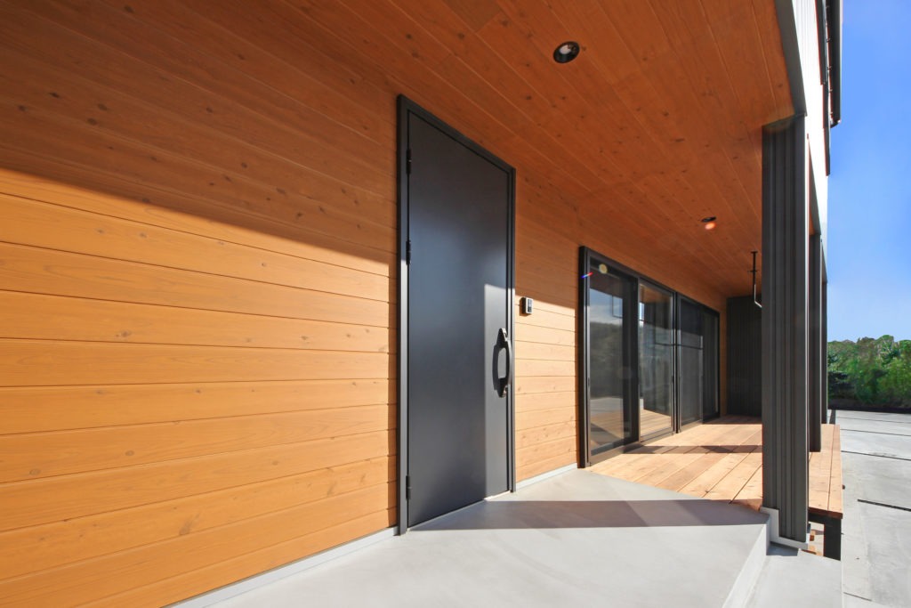 愛知県蒲郡市の注文住宅施工事例：ウッドデッキと壁・天井が木目の外観。イリートデザイン（鳥居建設21）の設計。