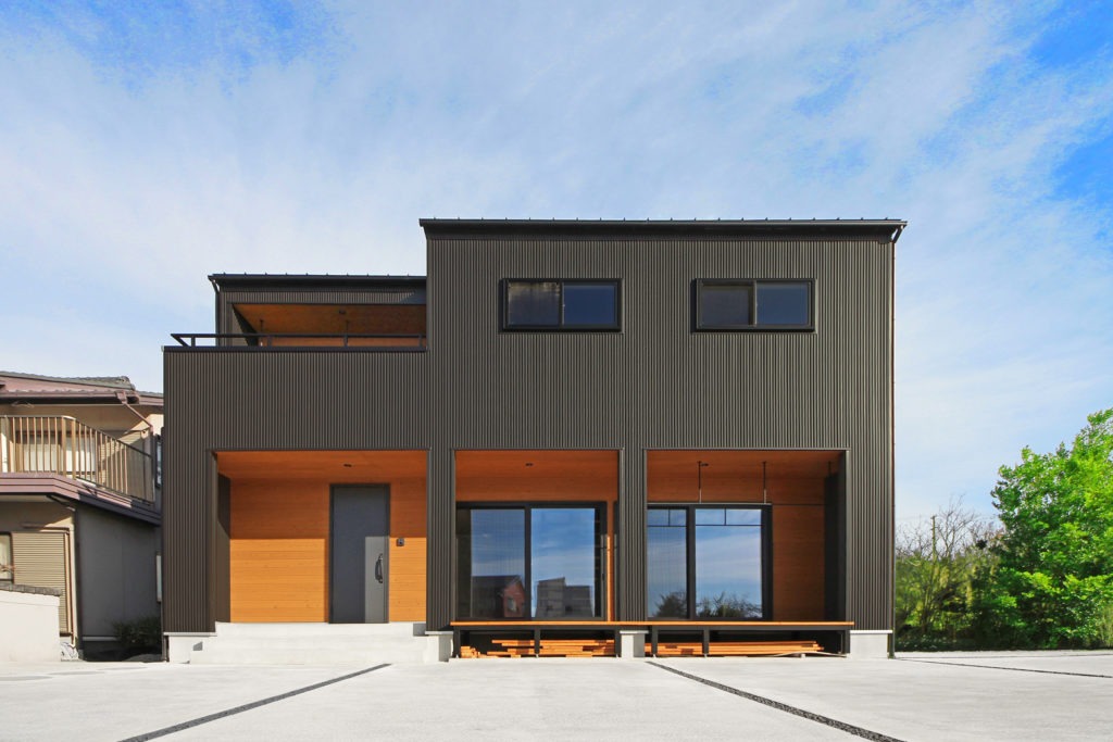 愛知県蒲郡市の注文住宅施工事例：薪ストーブのある家。黒＋木目のかっこいい外観。イリートデザイン（鳥居建設21）の設計。