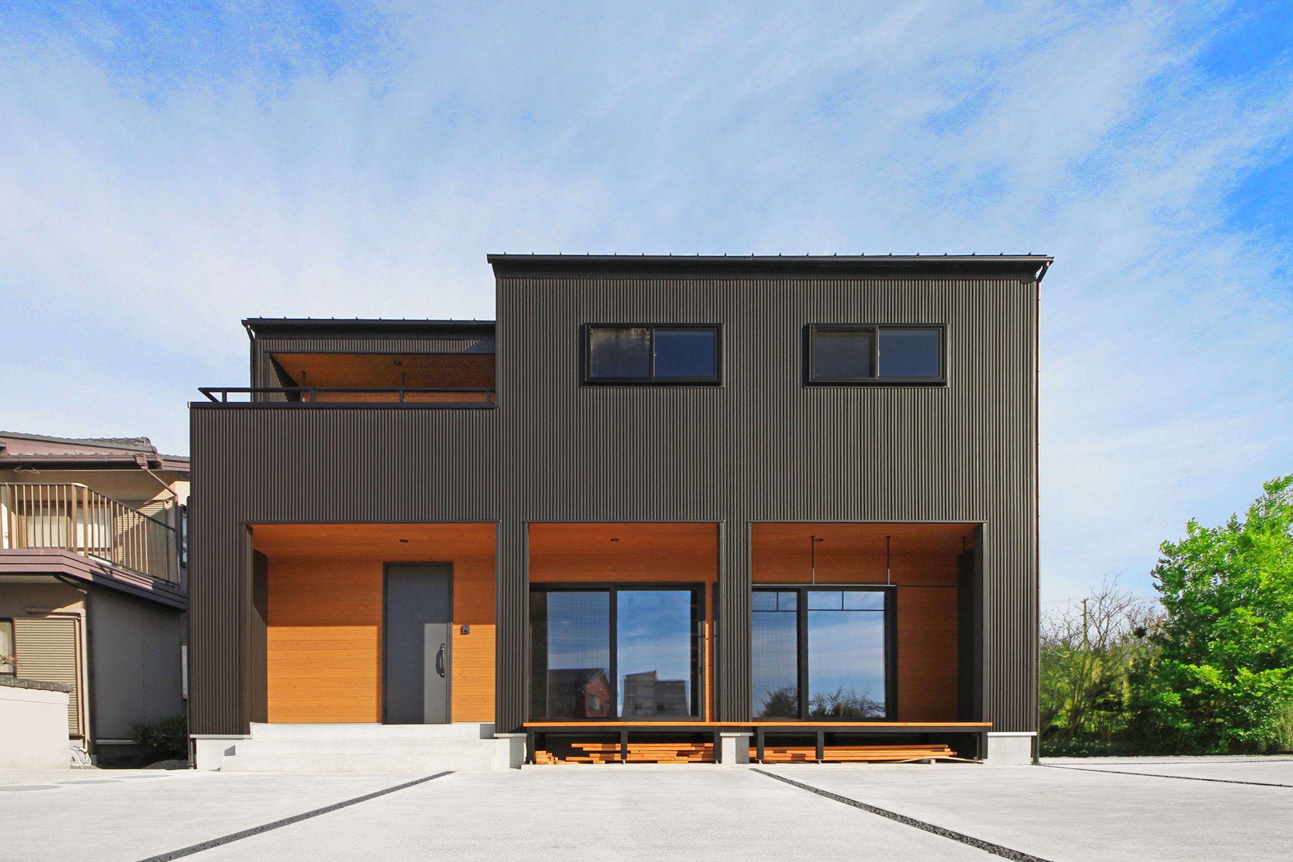 愛知県蒲郡市の注文住宅施工事例：薪ストーブのある家。黒＋木目のかっこいい外観。イリートデザイン（鳥居建設21）の設計。