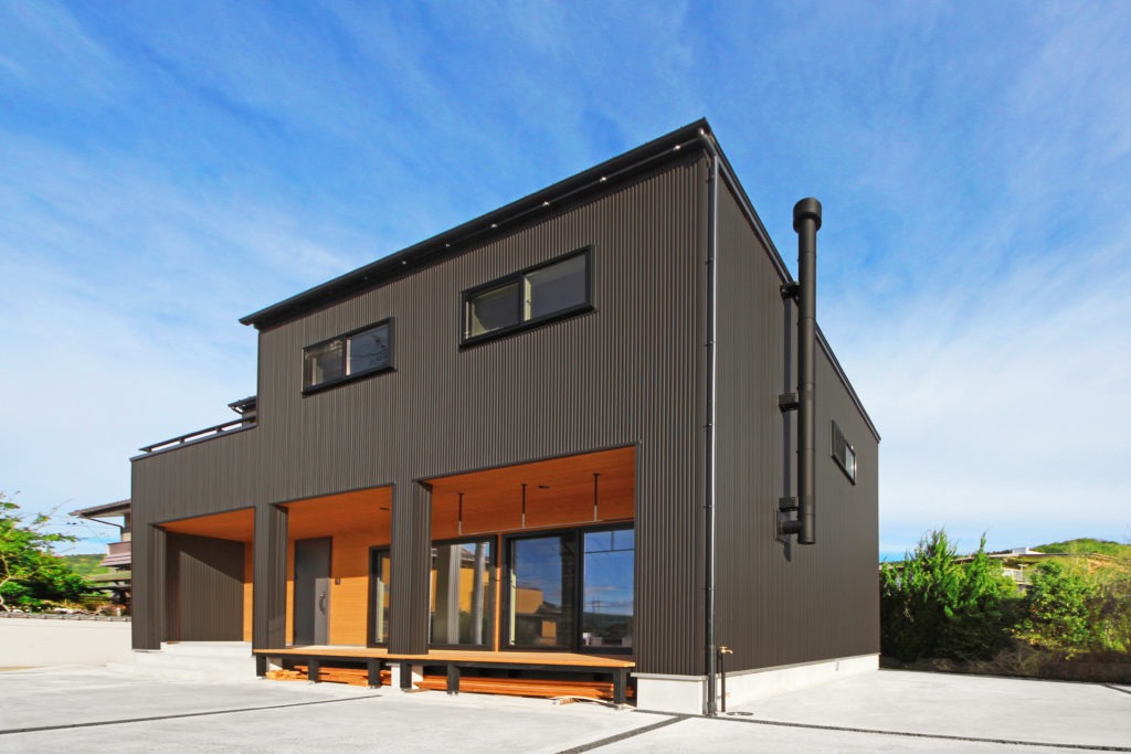 愛知県蒲郡市の注文住宅施工事例：薪ストーブのある家。黒＋木目のかっこいい外観。イリートデザイン（鳥居建設21）の設計。