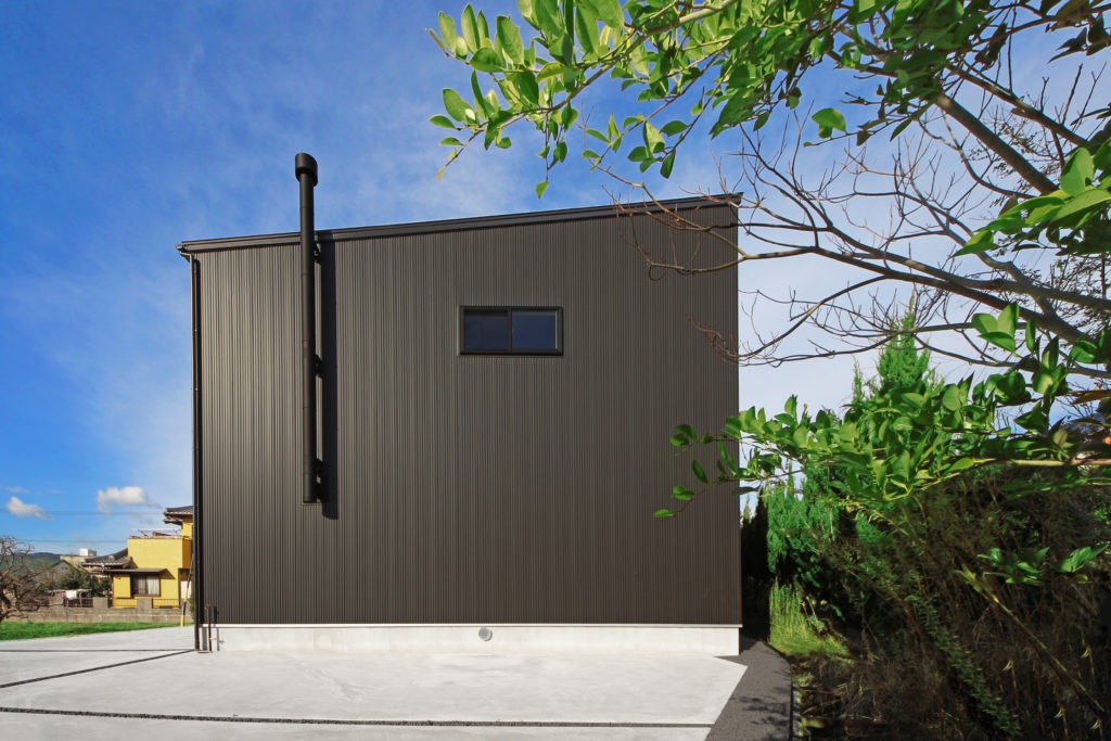 愛知県蒲郡市の注文住宅施工事例：薪ストーブのある家。黒＋木目のかっこいい外観。イリートデザイン（鳥居建設21）の設計。