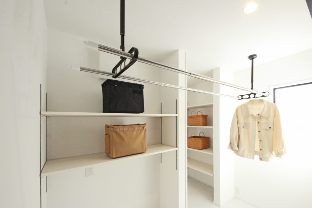 愛知県蒲郡市の注文住宅ランドリールーム。イリートデザイン一級建築士事務所による、共働き世帯に嬉しい室内物干しスペース。