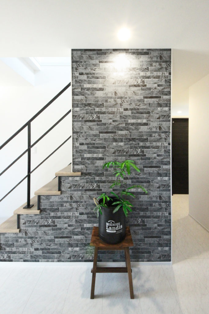 愛知県蒲郡市の注文住宅の玄関。イリートデザイン一級建築士事務所こだわりの広々とした土間収納があるエントランス。