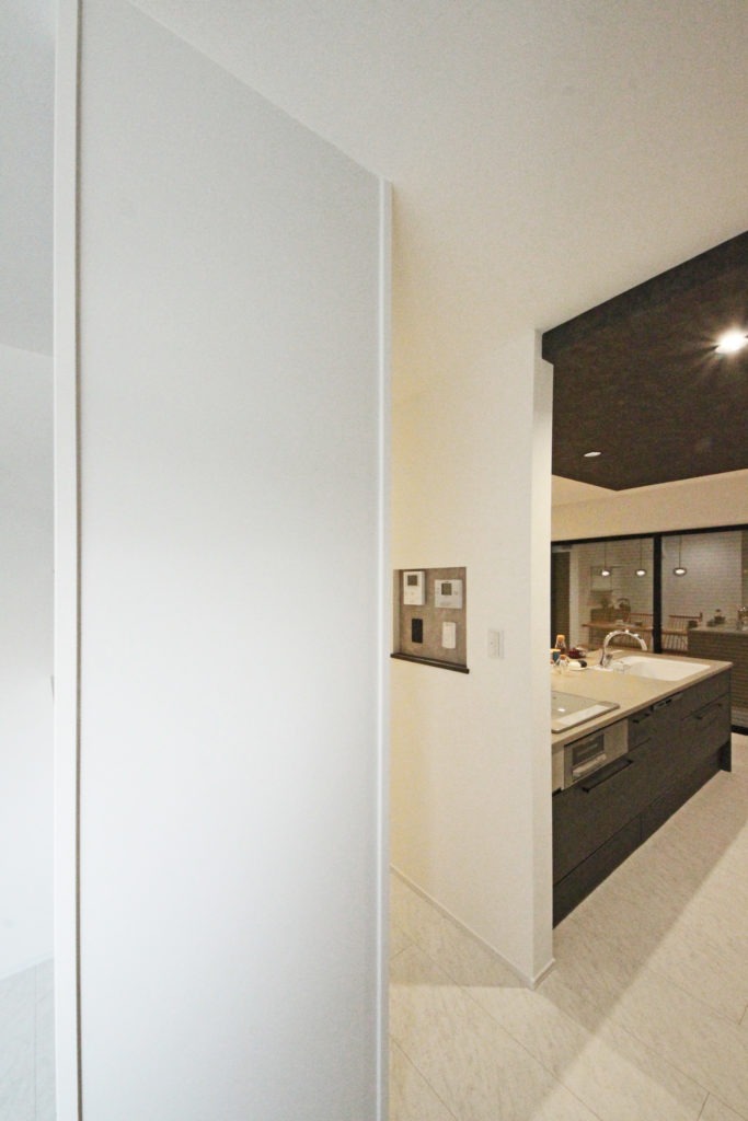 愛知県蒲郡市の注文住宅施工事例。イリートデザイン一級建築士事務所が設計した、キッチン横のメモや学校の手紙を貼れるマグネット対応の壁。