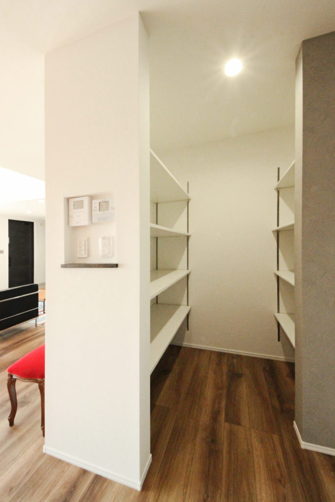 愛知県蒲郡市のデザイン住宅。地中熱による温度安定とC値0.08の気密性で、食材管理に最適な環境を整えたキッチン収納パントリー。