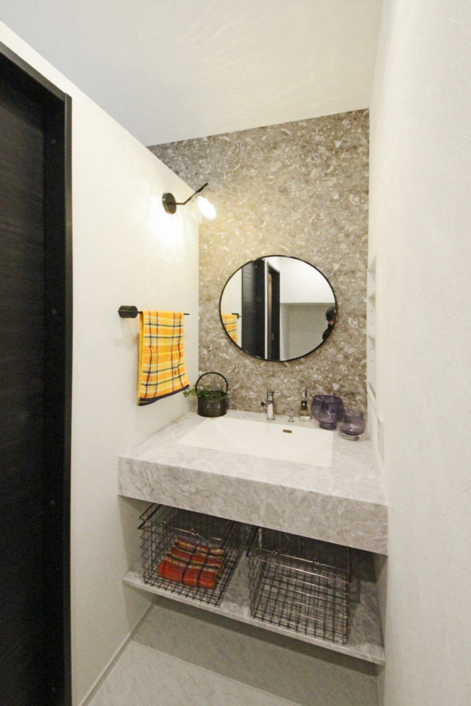 愛知県蒲郡市の注文住宅。イリートデザイン一級建築士事務所こだわりの造作洗面台。地中熱住宅で家じゅうどこにいても快適な温度と湿度。ヒートショックの無い暮らし。