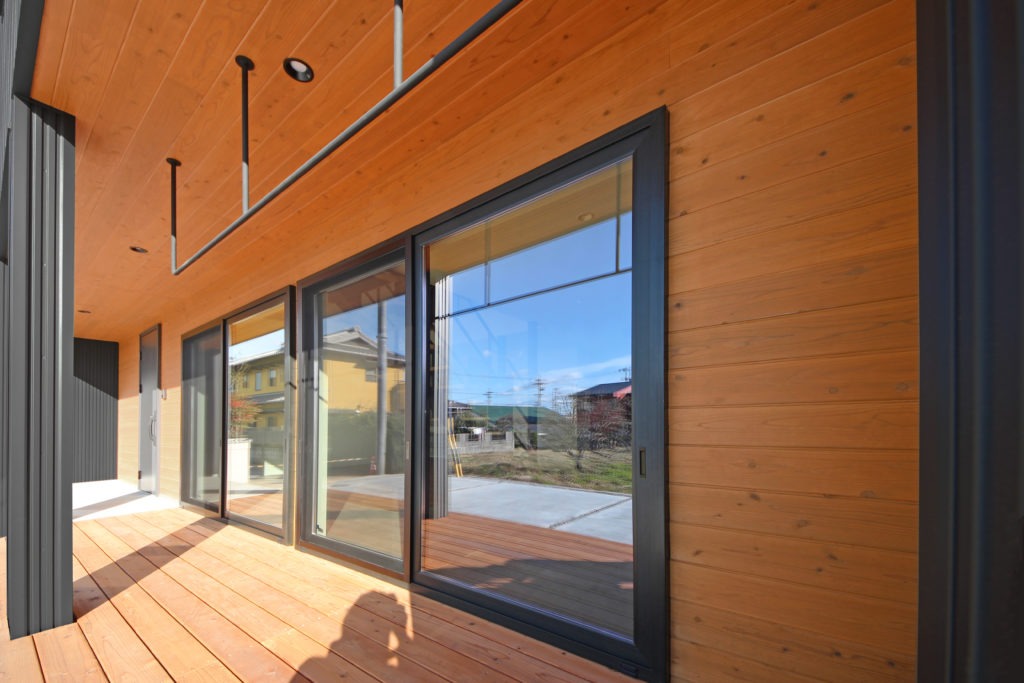 愛知県蒲郡市の注文住宅施工事例：ウッドデッキと壁・天井が木目の外観。イリートデザイン（鳥居建設21）の設計。