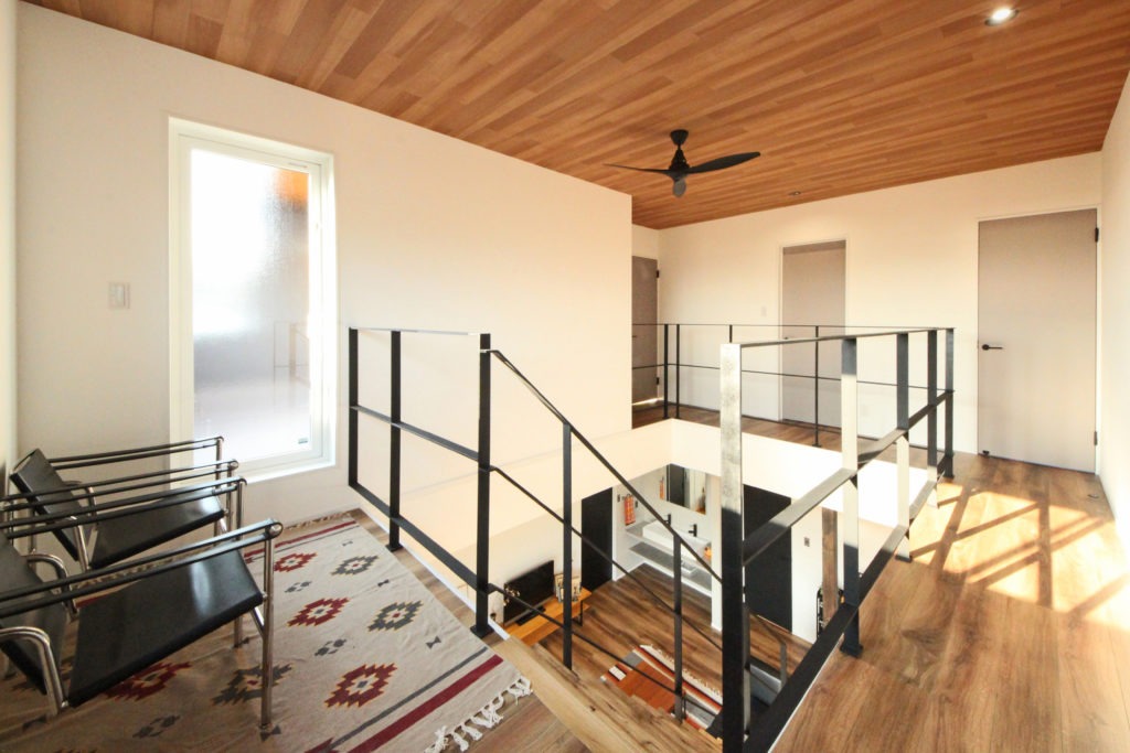 蒲郡市の注文住宅施工事例：地中熱で温度差のない開放的な吹き抜けホール。イリートデザイン（鳥居建設21）の設計。