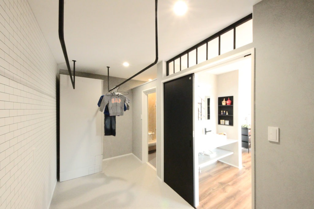 愛知県蒲郡市の注文住宅：家事効率を高めるランドリールームの施工事例。イリートデザイン（鳥居建設21）の地中熱住宅。