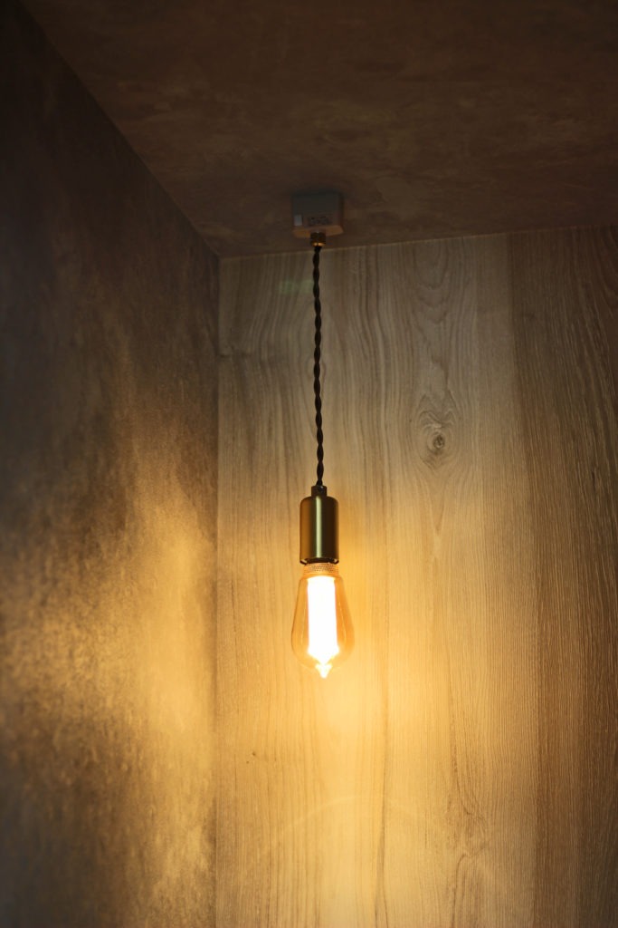 愛知県蒲郡市のデザイン住宅。イリートデザイン一級建築士事務所選定の照明が、C値0.08の快適な室内を美しく彩る。