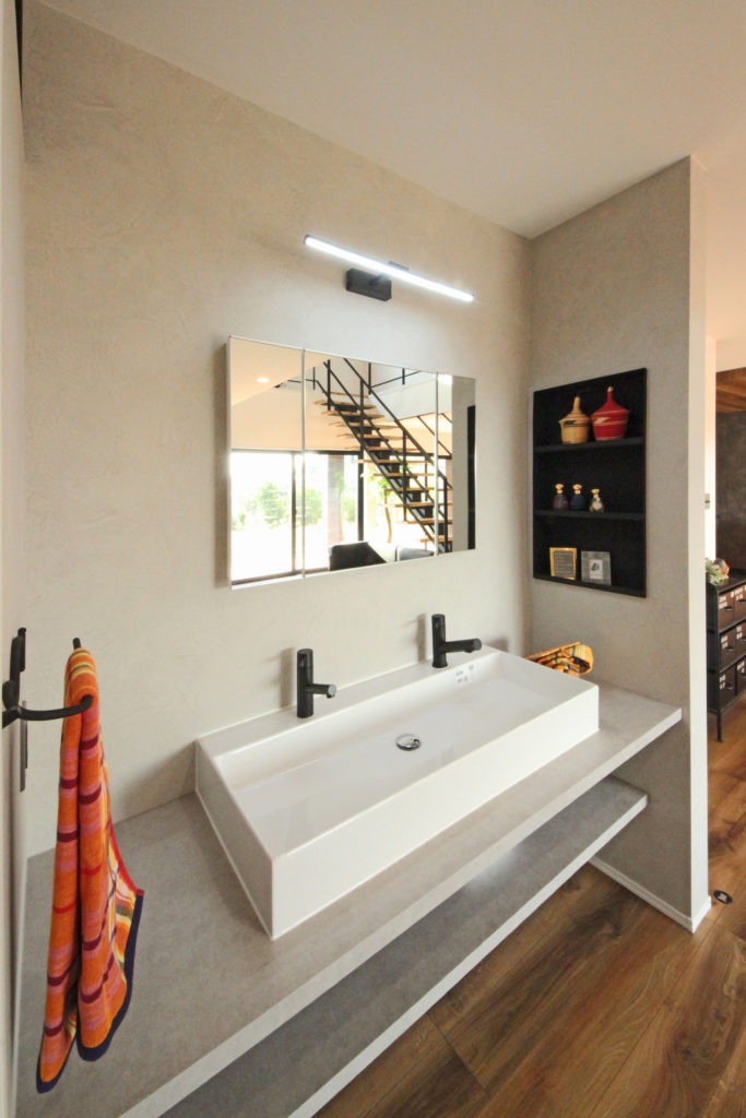 愛知県蒲郡市のデザイン住宅。C値0.08の断熱性能により、冬の脱衣所も暖かいイリートデザイン一級建築士事務所の造作洗面台。