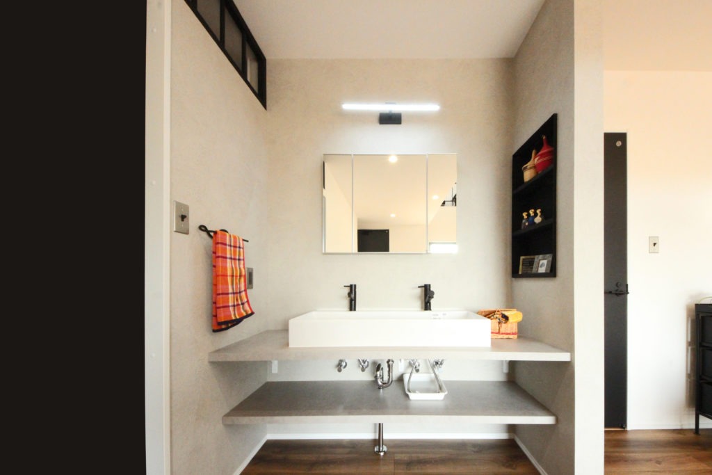 愛知県蒲郡市のデザイン住宅。C値0.08の断熱性能により、冬の脱衣所も暖かいイリートデザイン一級建築士事務所の造作洗面台。