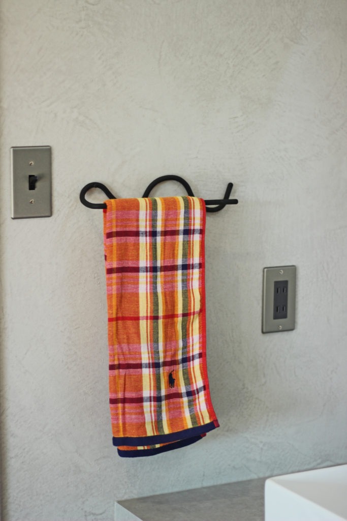 愛知県蒲郡市のデザイン住宅。C値0.08の断熱性能により、冬の脱衣所も暖かいイリートデザイン一級建築士事務所の造作洗面台。