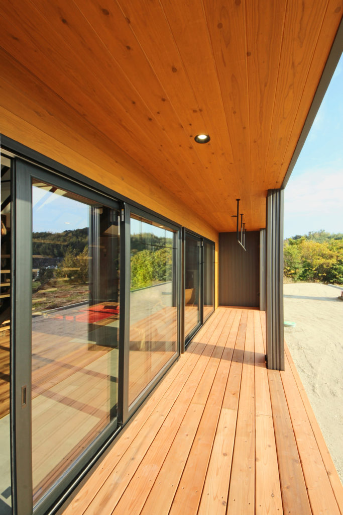 蒲郡市の注文住宅：リビングと繋がる開放的なウッドデッキ。イリートデザイン（鳥居建設21）の施工事例。