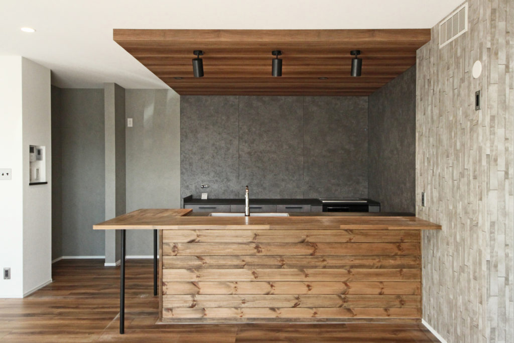 キッチンカウンター・グレー・ウッディ｜蒲郡市　薪ストーブのある家｜5LDK｜C値0.08 　　イリートデザイン一級建築士事務所鳥居建設２１