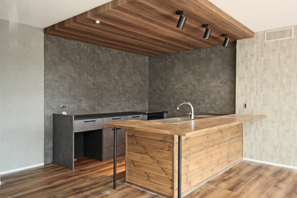 キッチン・グレー・ウッディ｜蒲郡市　薪ストーブのある家｜5LDK｜C値0.08 　　イリートデザイン一級建築士事務所鳥居建設２１