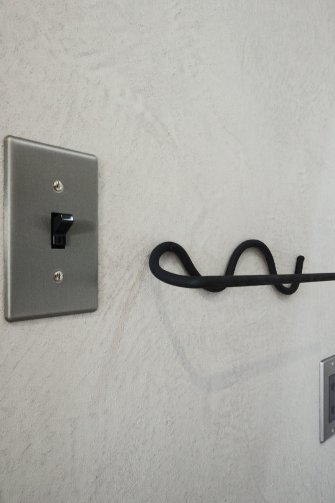 トグルスイッチ　蒲郡市　薪ストーブのある家｜5LDK｜C値0.08 　　イリートデザイン一級建築士事務所鳥居建設２１