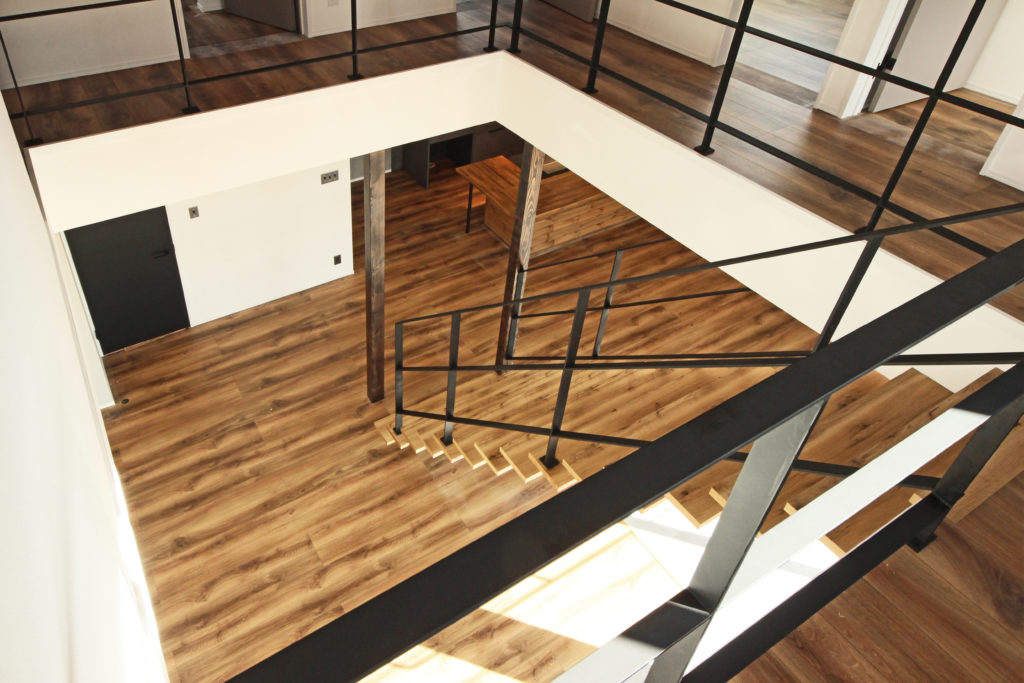 アイアン階段・アイアン手すり・ファン・開放的・吹き抜け｜蒲郡市　薪ストーブのある家｜5LDK｜C値0.08 　　イリートデザイン一級建築士事務所鳥居建設２１