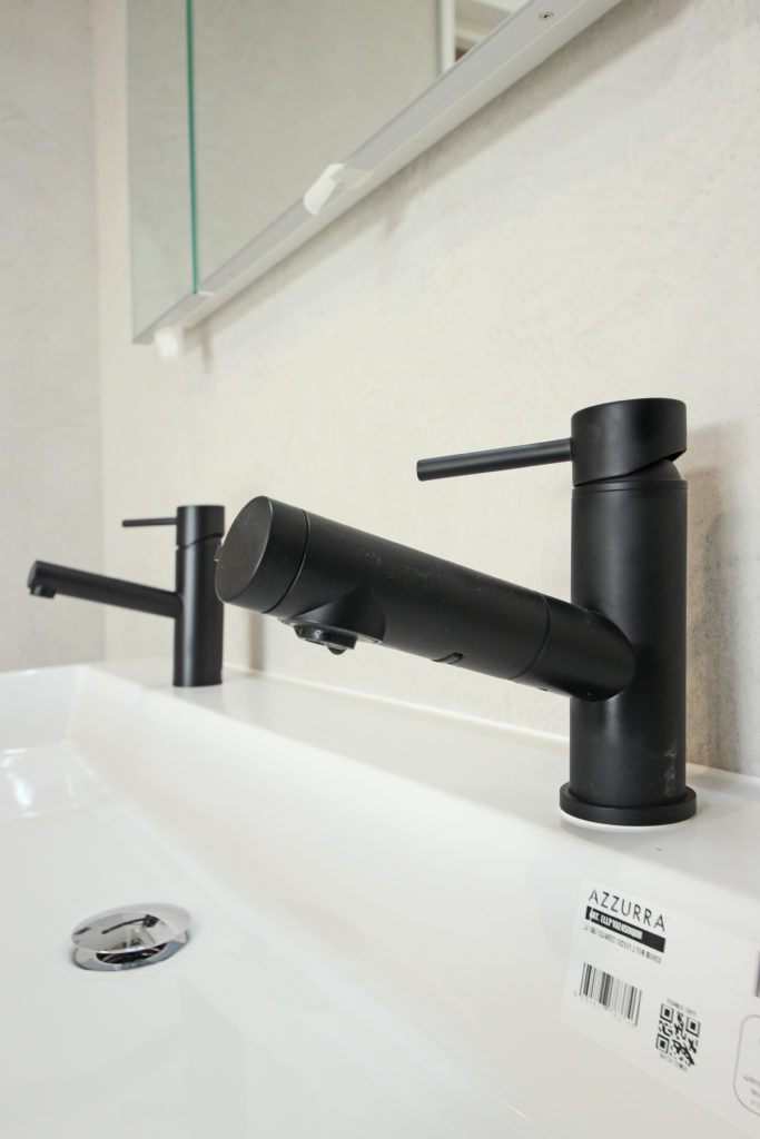 2人並べる洗面の水洗【蒲郡市】薪ストーブのある家｜5LDK｜C値0.08