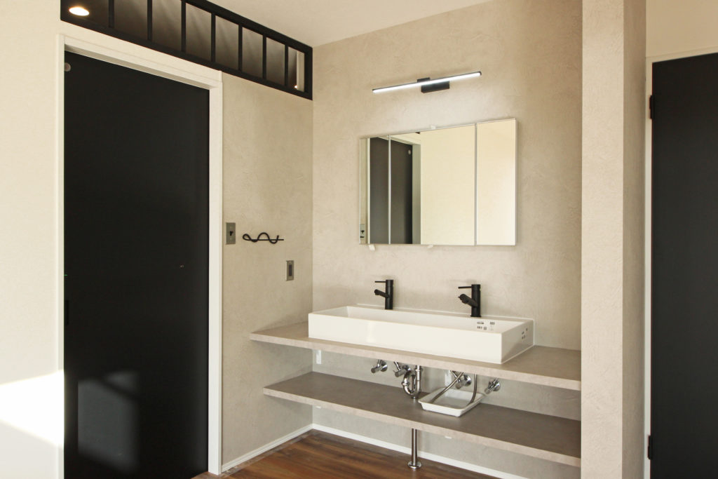 洗面｜蒲郡市　薪ストーブのある家｜5LDK｜C値0.08 　　イリートデザイン一級建築士事務所鳥居建設２１