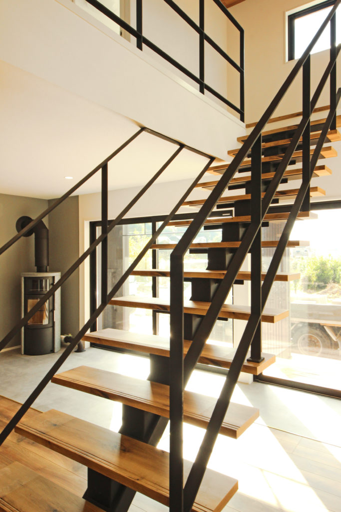 アイアン階段・アイアン手すり・ファン・開放的・吹き抜け｜蒲郡市　薪ストーブのある家｜5LDK｜C値0.08 　　イリートデザイン一級建築士事務所鳥居建設２１