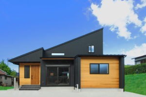 愛知県蒲郡市の地中熱住宅。ブラックガルバリウムと杉板の平屋。C値0.15の超高気密性能。