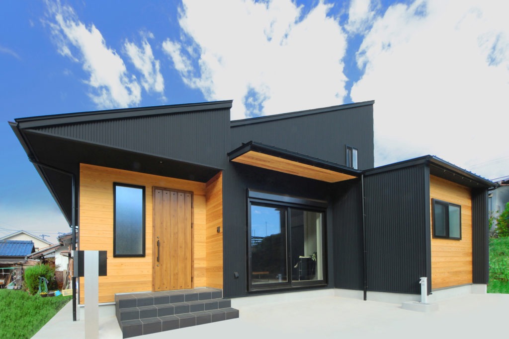 愛知県蒲郡市の地中熱住宅。ブラックガルバリウムと杉板の平屋。C値0.15の超高気密性能。