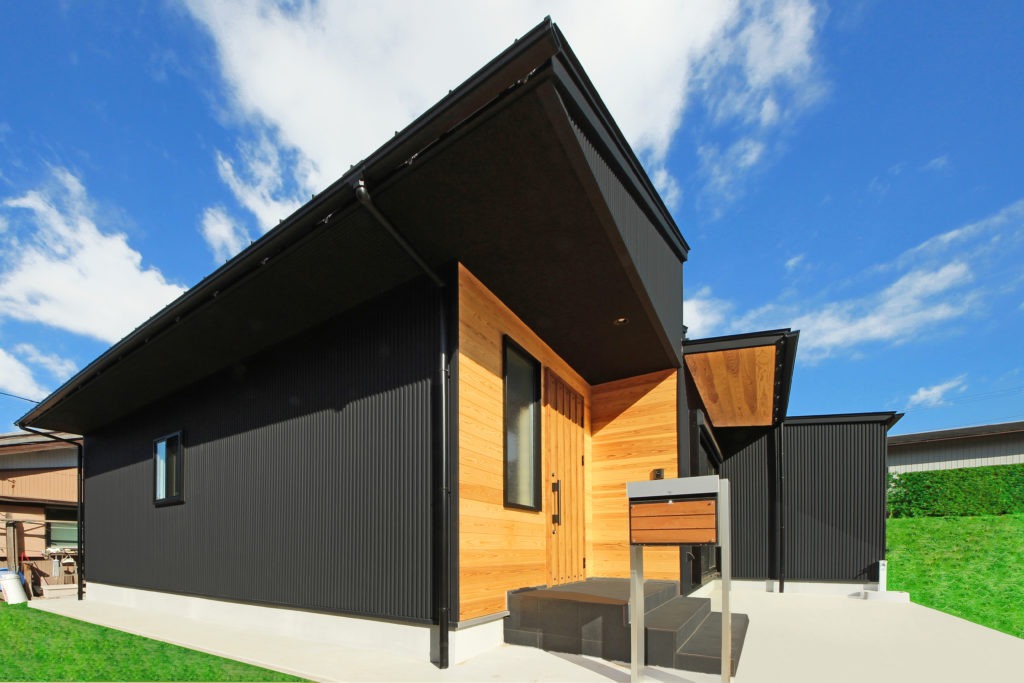 愛知県蒲郡市の地中熱住宅。ブラックガルバリウムと杉板の平屋。C値0.15の超高気密性能。