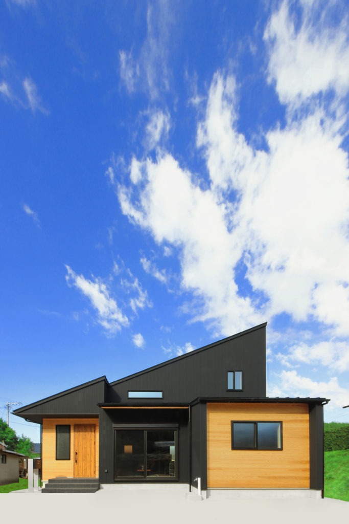 愛知県蒲郡市の地中熱住宅。ブラックガルバリウムと杉板の平屋。C値0.15の超高気密性能。