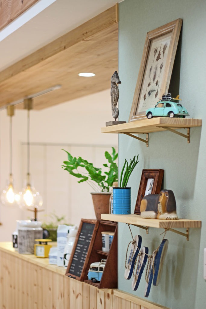 蒲郡市の注文住宅。イリートデザインこだわりの造作棚。C値0.12の安定した室内環境で、インテリアを美しく彩る。