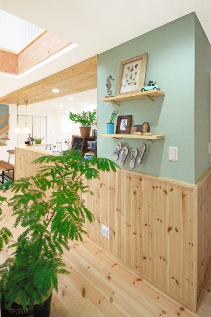 蒲郡市の注文住宅。イリートデザインこだわりの造作棚。C値0.12の安定した室内環境で、インテリアを美しく彩る。