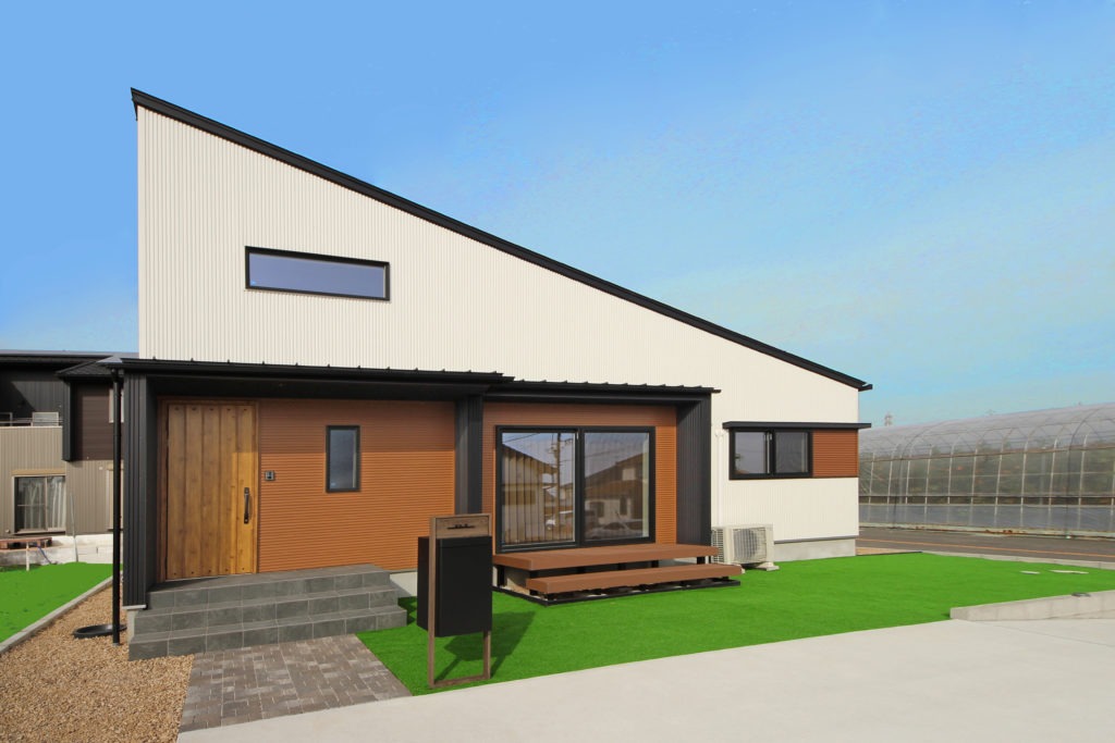 愛知県蒲郡市の地中熱住宅。愛犬と暮らす平屋。C値0.08の超高気密を誇るイリートデザインの外観設計。