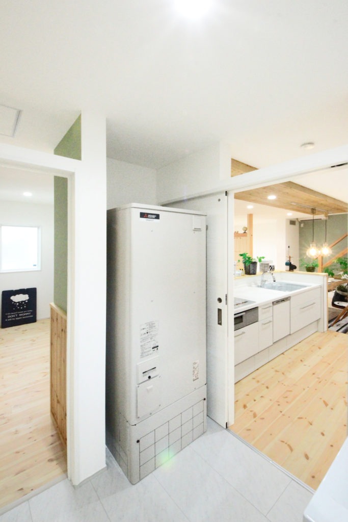 蒲郡市の高性能住宅。C値0.12の住宅性能を最大限に活かす、株式会社鳥居建設21設置の高効率給湯システム。