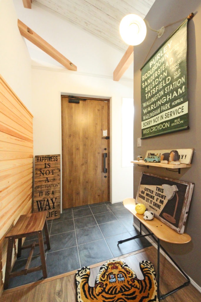 愛知県蒲郡市のデザイン平屋。家族用と来客用の動線を分けた2WAY玄関。C値0.15の超高気密施工で玄関まで暖かい設計。