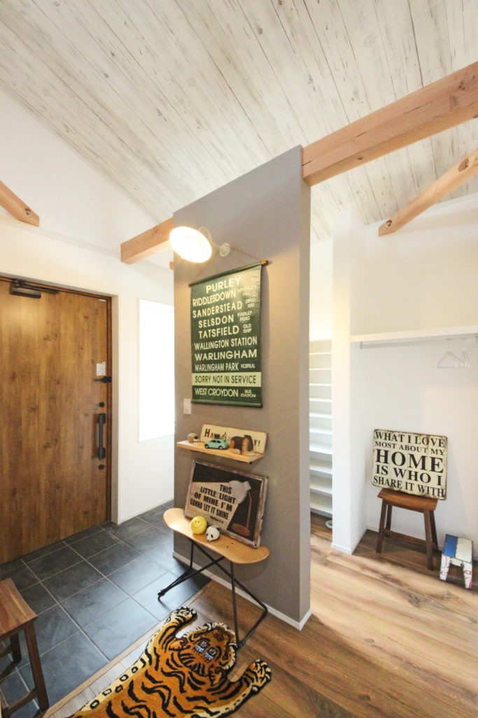 愛知県蒲郡市のデザイン平屋。家族用と来客用の動線を分けた2WAY玄関。C値0.15の超高気密施工で玄関まで暖かい設計。