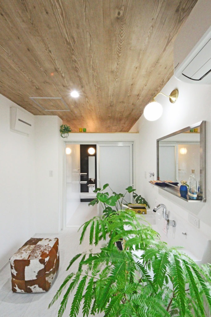 蒲郡市のデザイン住宅。イリートデザインこだわりの造作洗面。C値0.15の性能で冬の朝も暖かいサニタリー。