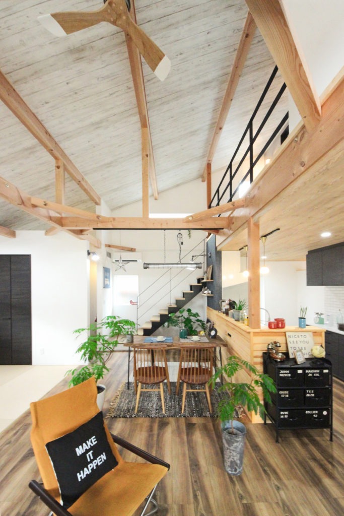 愛知県蒲郡市のデザイン平屋。地中熱で足元から暖かい、勾配天井が開放的なダイニング空間。