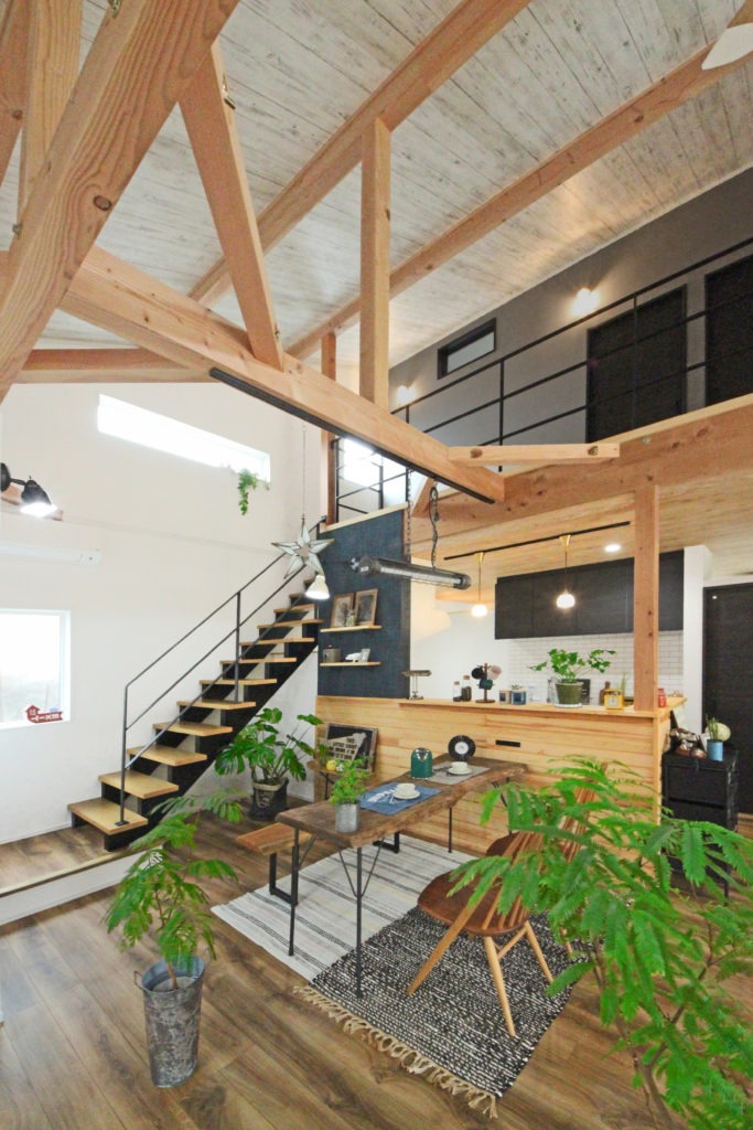 愛知県蒲郡市のデザイン平屋。地中熱で足元から暖かい、勾配天井が開放的なダイニング空間。