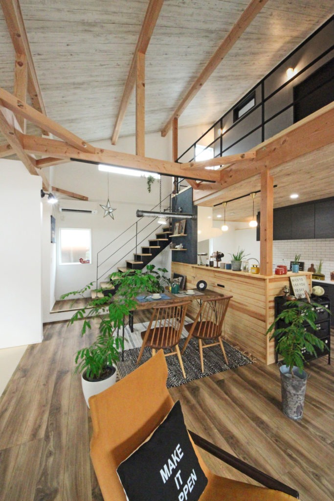 愛知県蒲郡市のデザイン平屋。地中熱で足元から暖かい、勾配天井が開放的なダイニング空間。