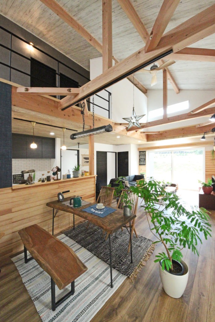 愛知県蒲郡市のデザイン平屋。地中熱で足元から暖かい、勾配天井が開放的なダイニング空間。