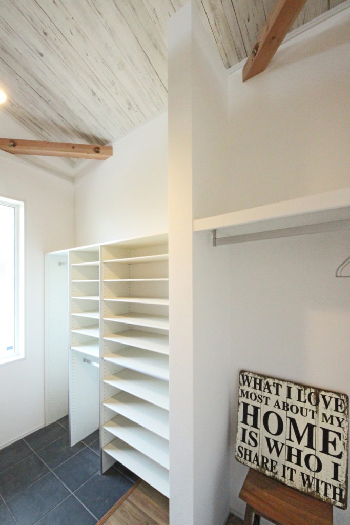 蒲郡市のデザイン住宅。地中熱の湿度管理で大切な靴や道具を守る、C値0.15の機能的な土間収納。